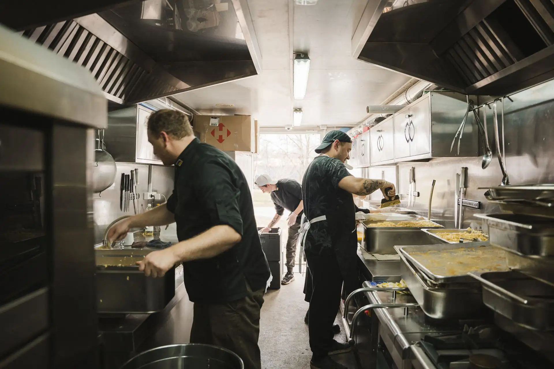 Кухарі готують у фудтраку Їжа без кордонів в Сумах