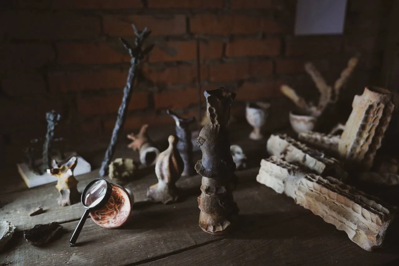 скульптури мистецької резиденції в Куземині