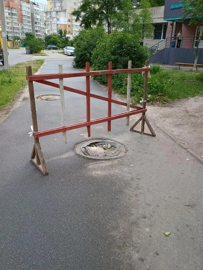 lyuk sumy пошкоджений люк у місті Суми