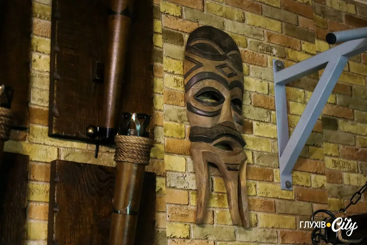 маска з Мозамбіку на стіні майстерні Юрія