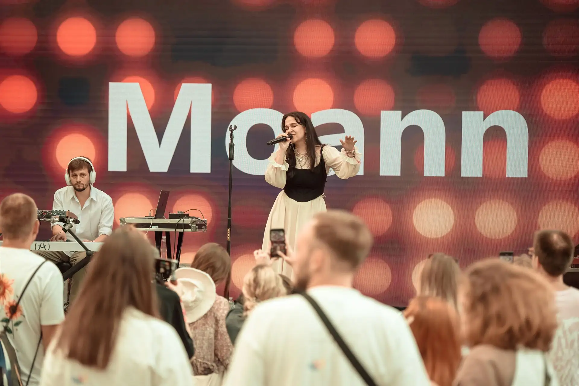 Анна Карпенко виступає на фестивалі в Києві