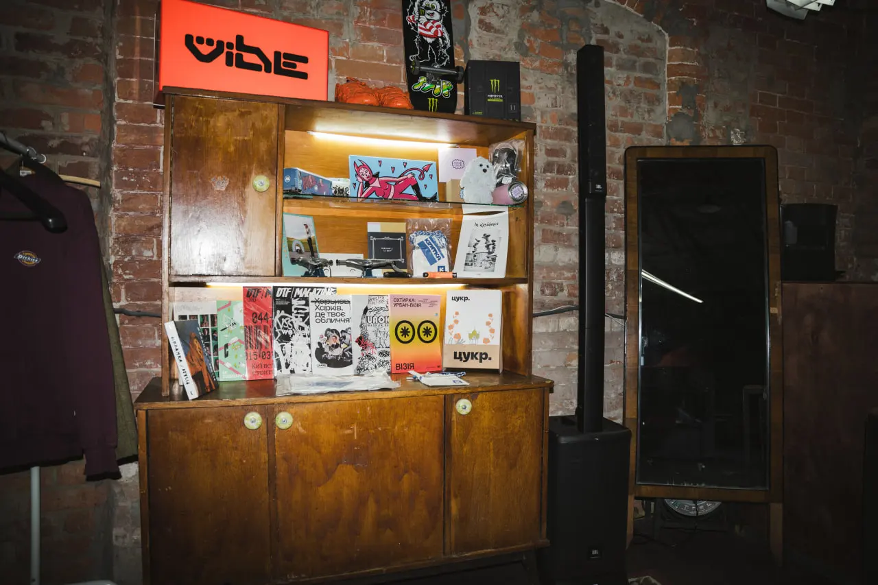 У «Критці» є полиця із фірмовими футболками та сумками