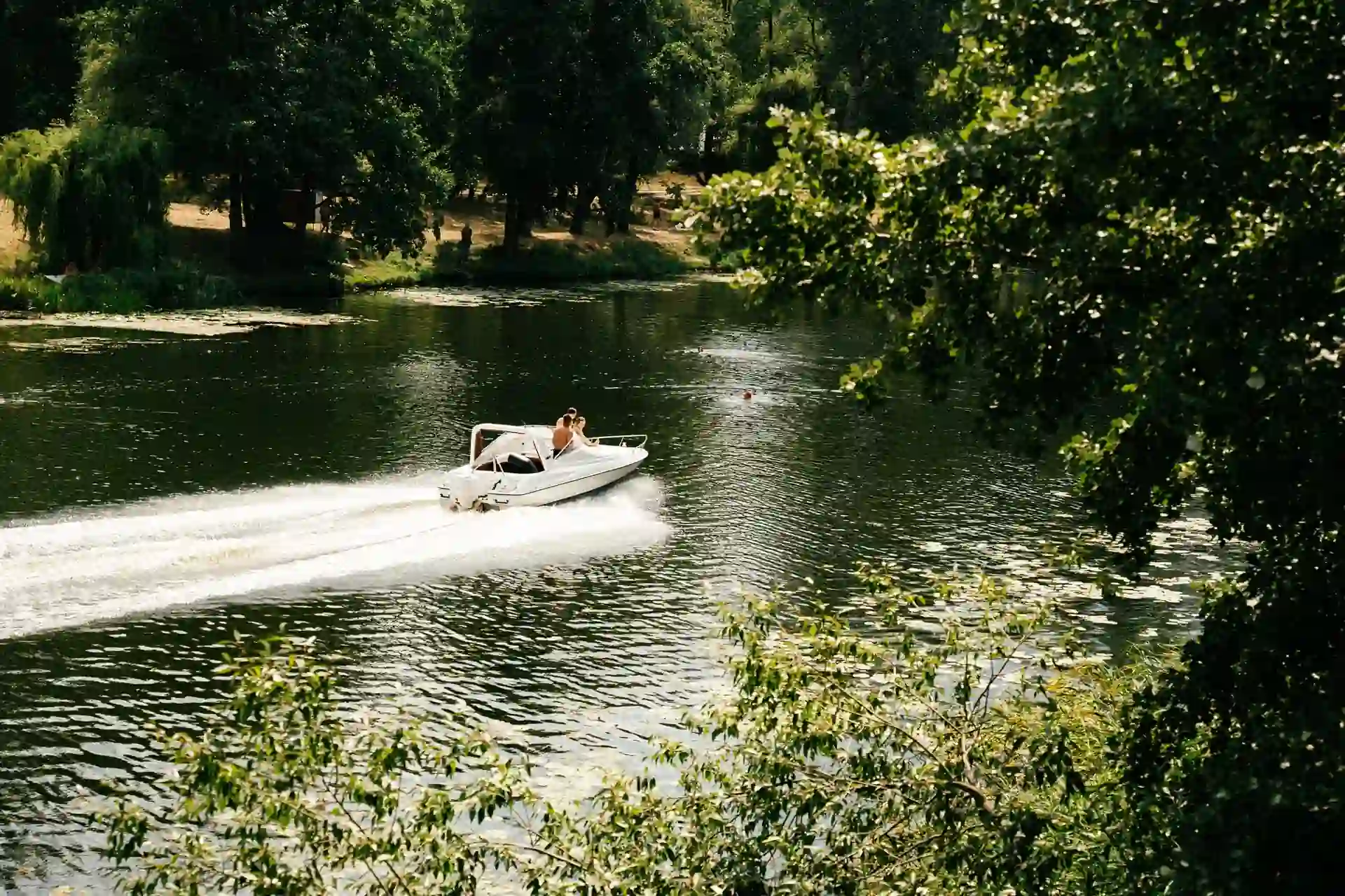 motornyy choven na psli u sumakh Моторний човен на Пслі в Сумах