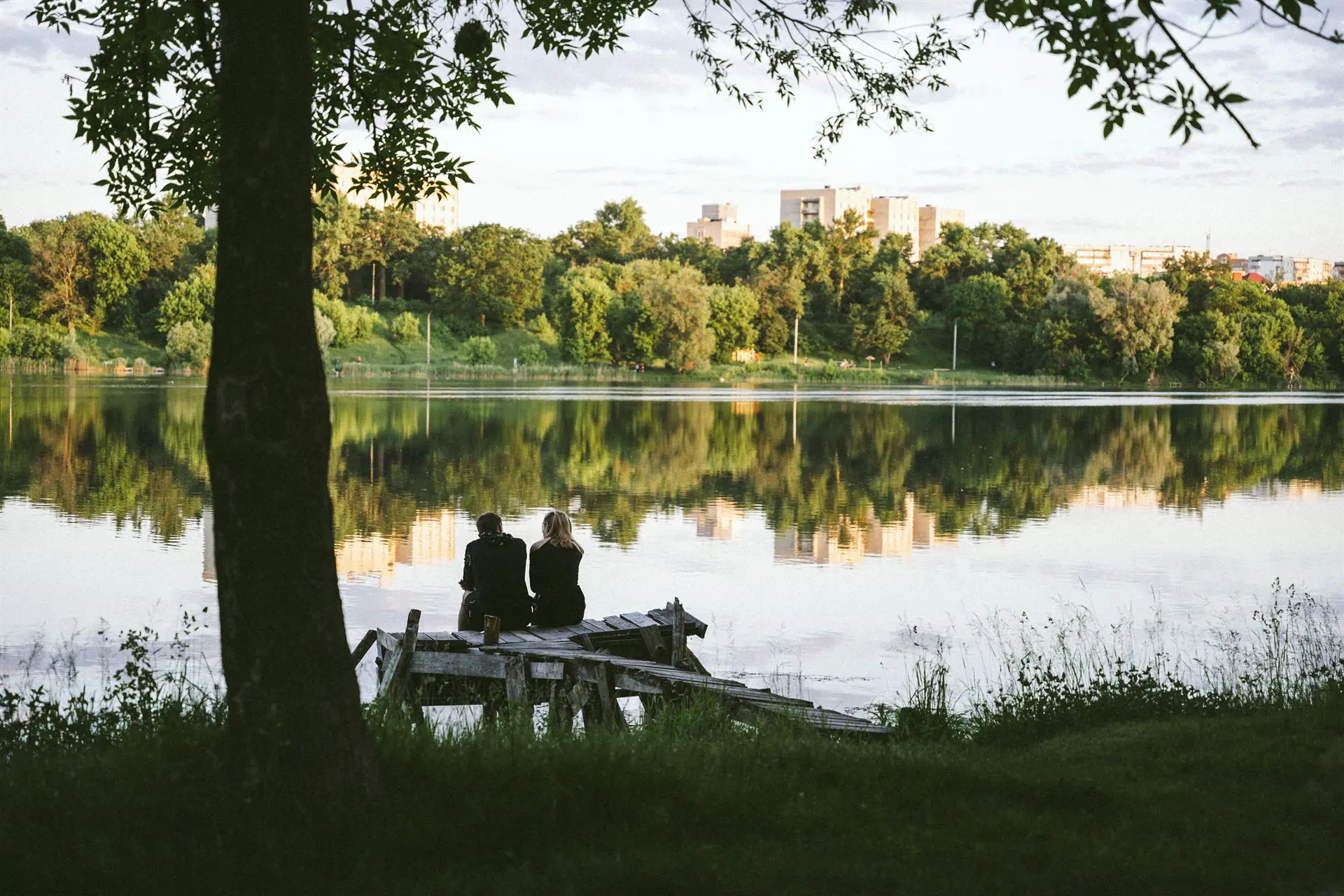 liudy sydat bilia ozera chekha 
