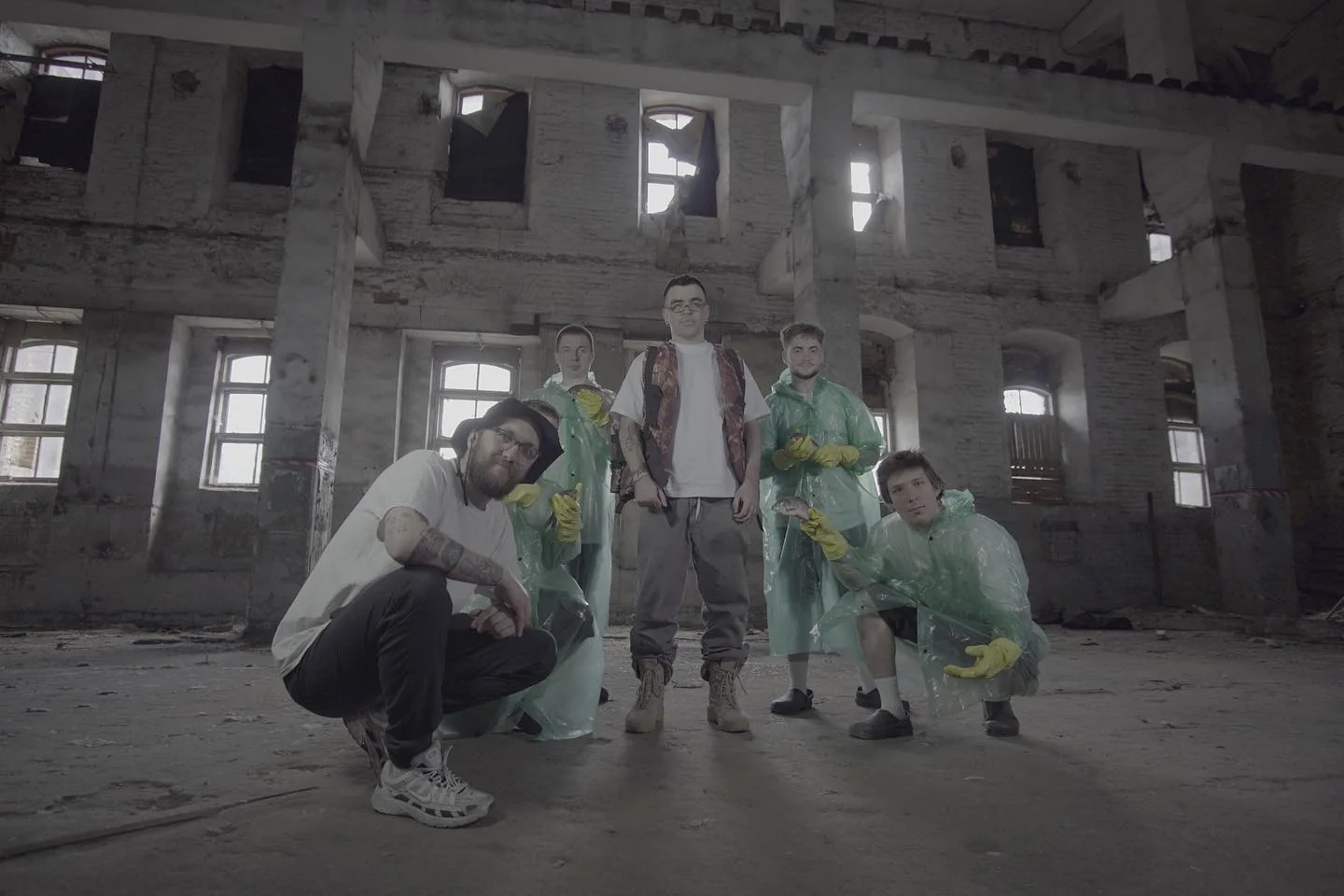 pavlo poputalo velboy i komanda Павло Попутало, Велбой та команда з кліпу Міняй УЄ