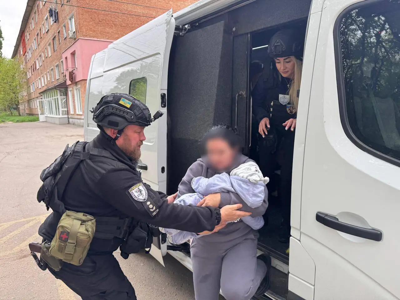 politseyis ki evakuyovuyut mamu z dytynoyu iz sumshchyny Евакуація жінки з дитиною з прикордоння Сумщини