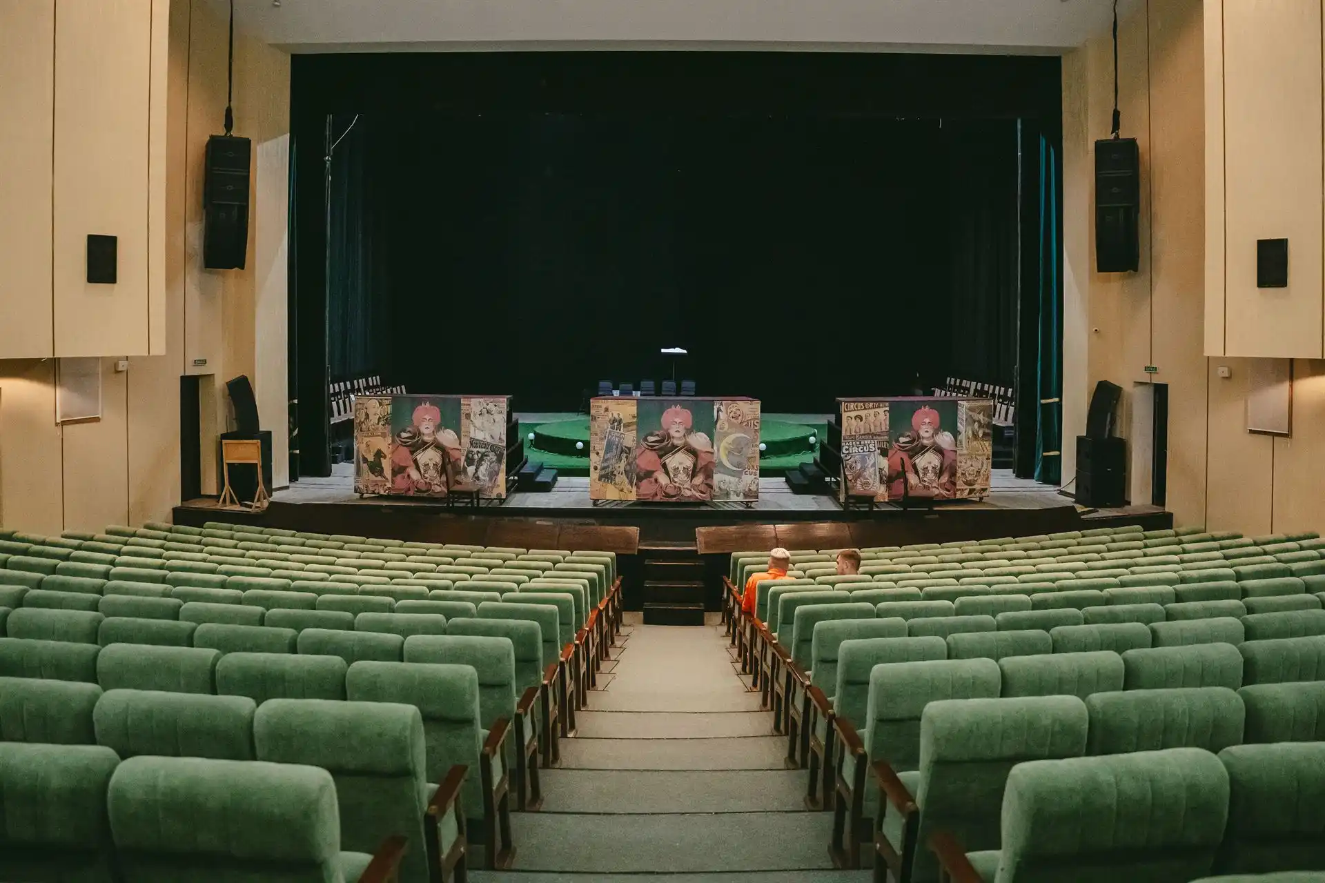 Порожня зала театру в Сумах