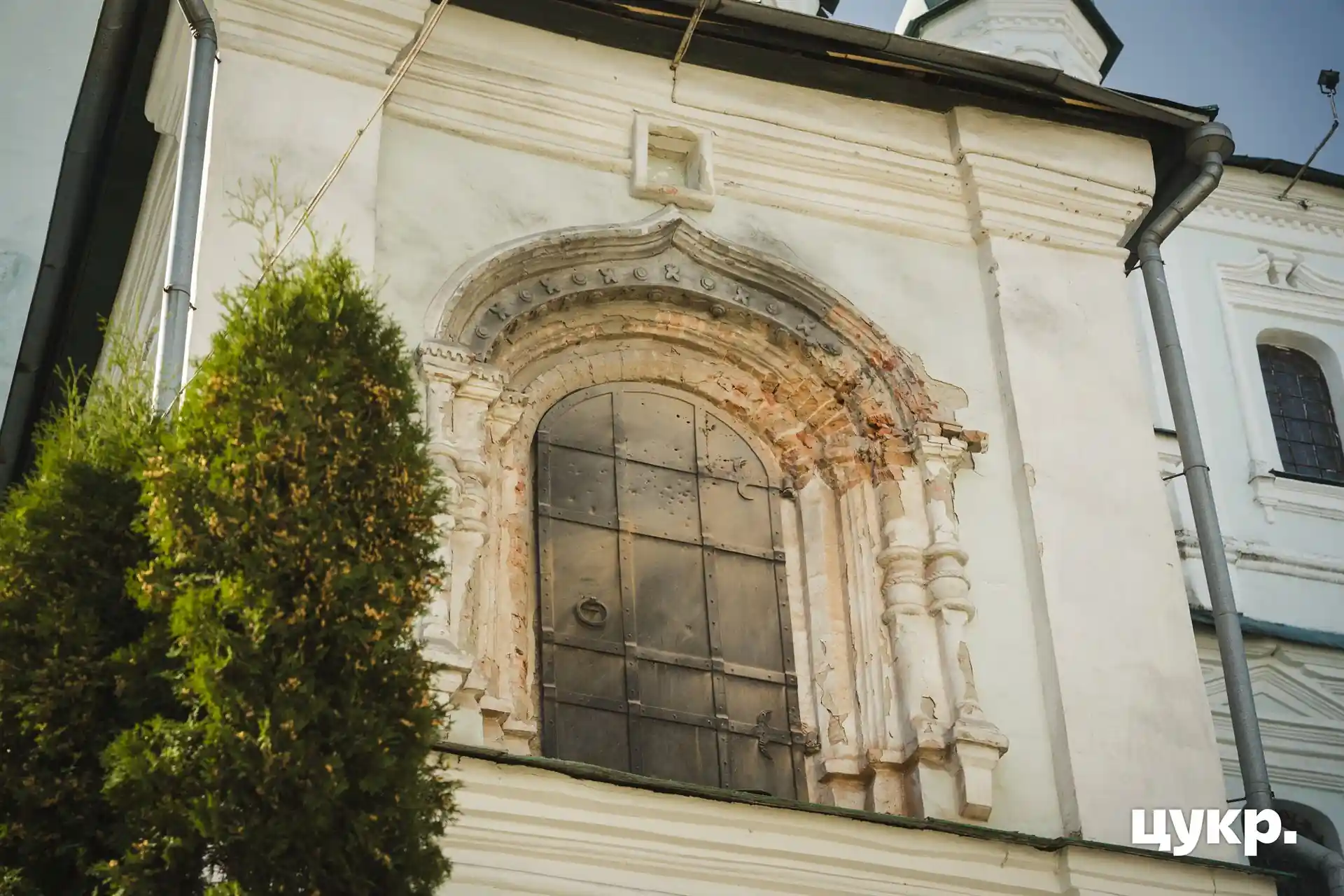 poshkodzheni dveri u voskresens komu sobori Пошкоджені двері у Воскресенському соборі в Сумах