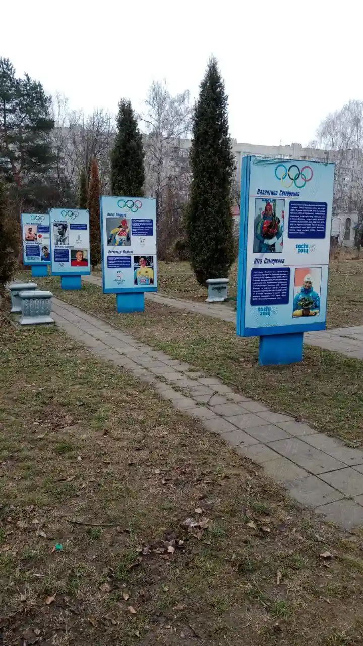 poshkodzheni lavky i plakaty v skveri olimpiys koyi slavy Старі плакати й лавки в Сквері олімпійської слави
