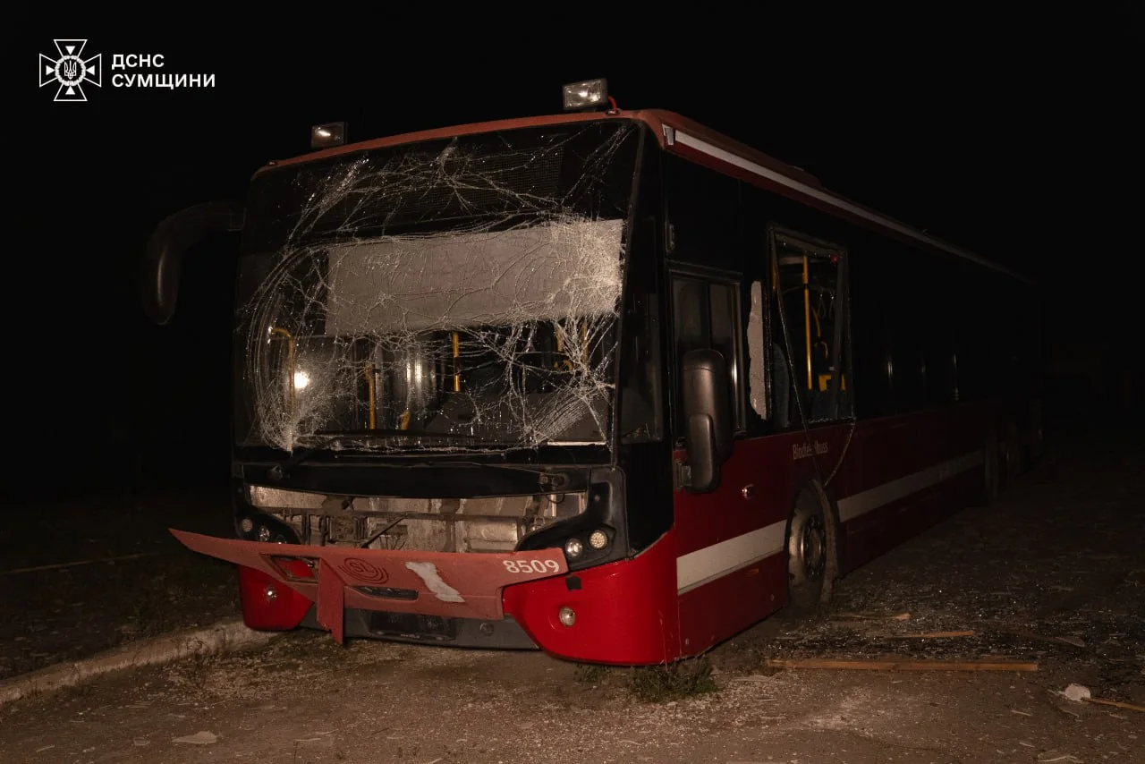 Пошкоджений автобус після російської атаки