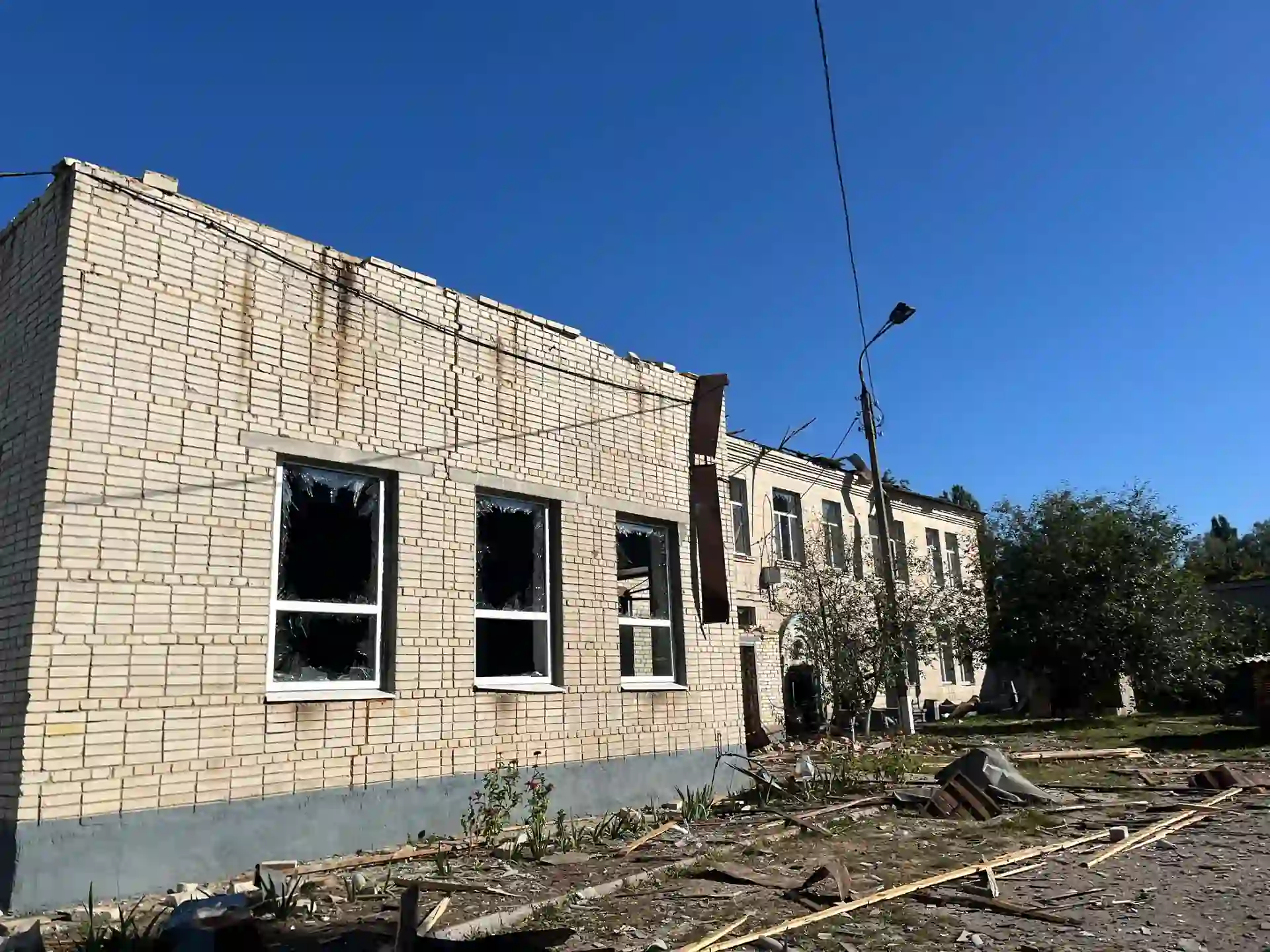 Пошкоджений корпус училища внаслідок атаки Росії