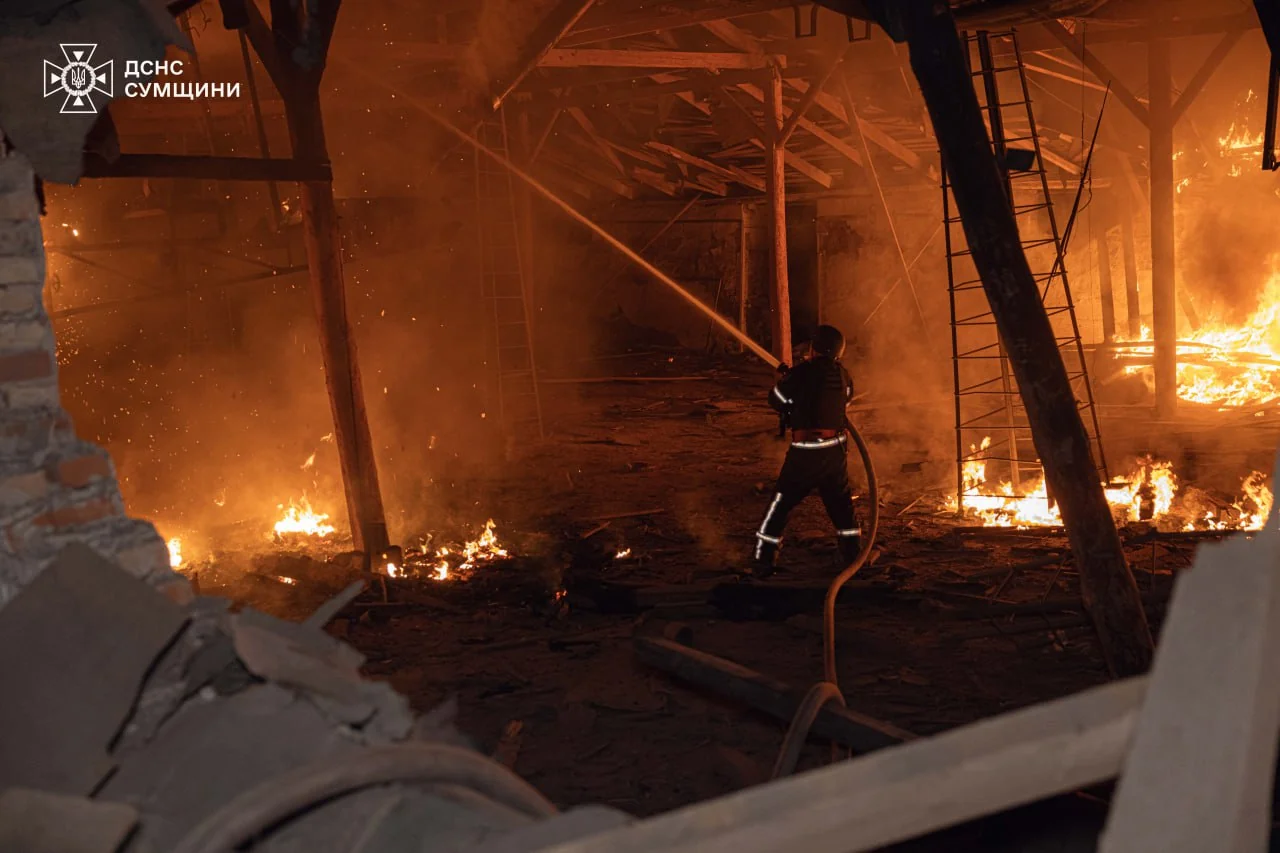 pozhezha na pidpryyemstvi vnaslidok ataky na sumy Пожежа на підприємстві в Сумах внаслідок атаки