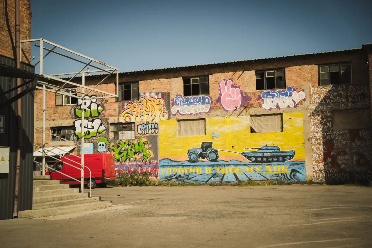 В Охтирці на стінах колишнього заводу намалювали графіті