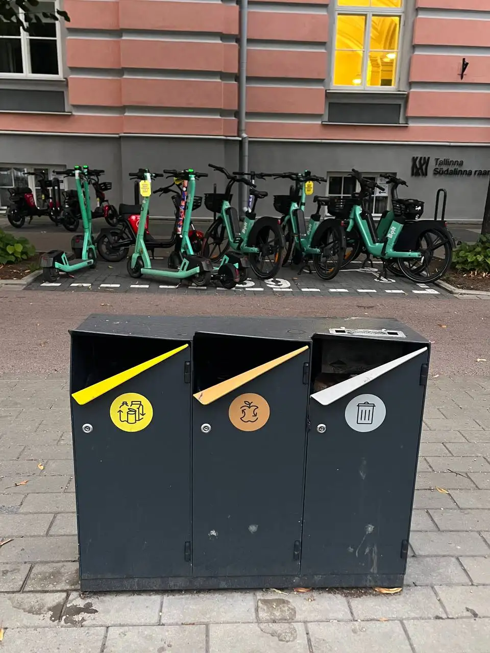 На зупинках в Таллінні встановили баки для сортування сміття