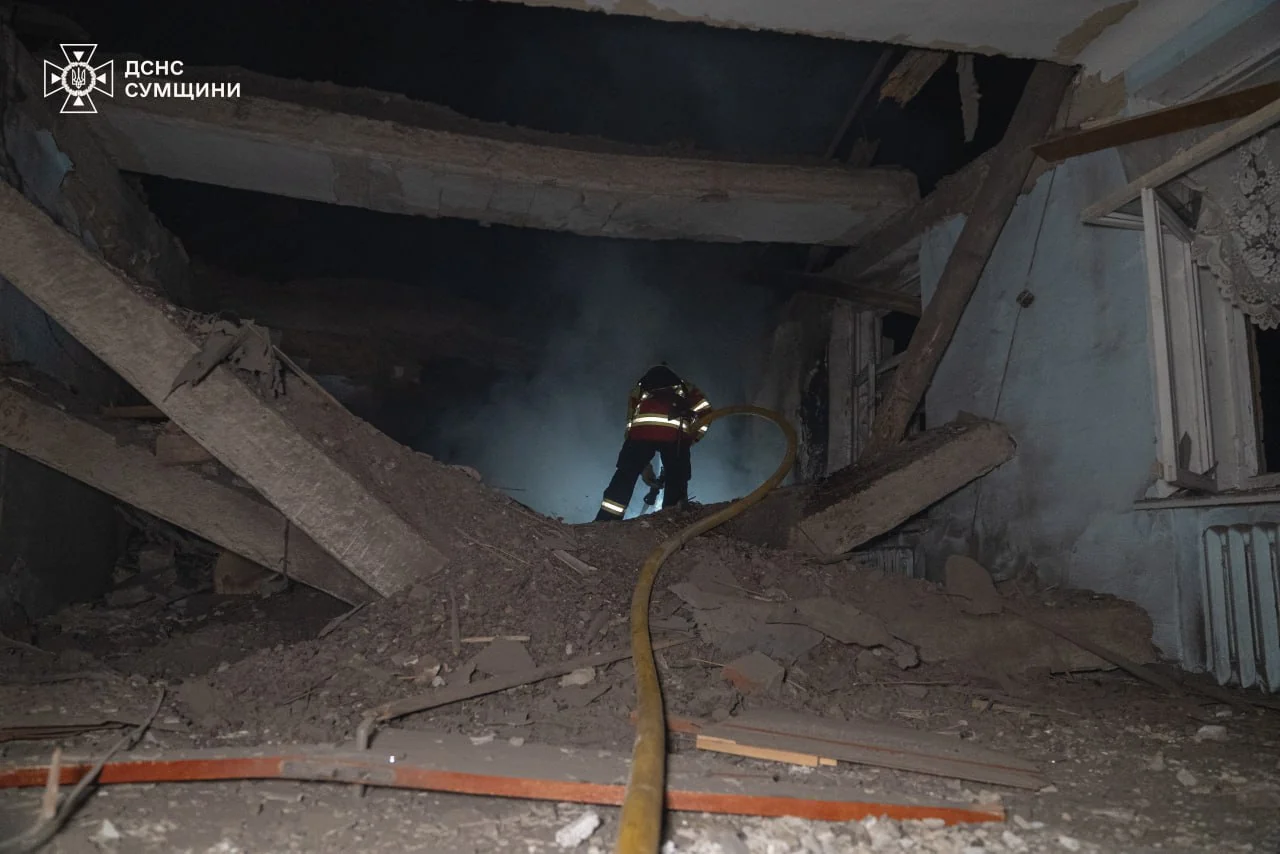 Рятувальник гасить пожежу в училищі в Сумах