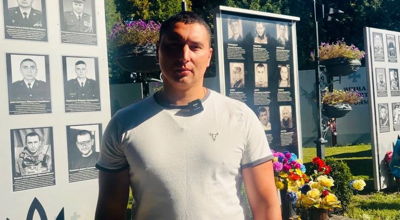 Сергій Бутко біля алеї пам'яті в Андріяшівці