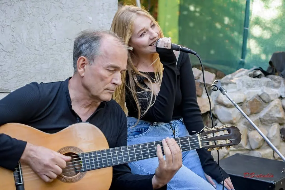 serhiy konoz hraye na hitari Сергій Коноз грає на гітарі