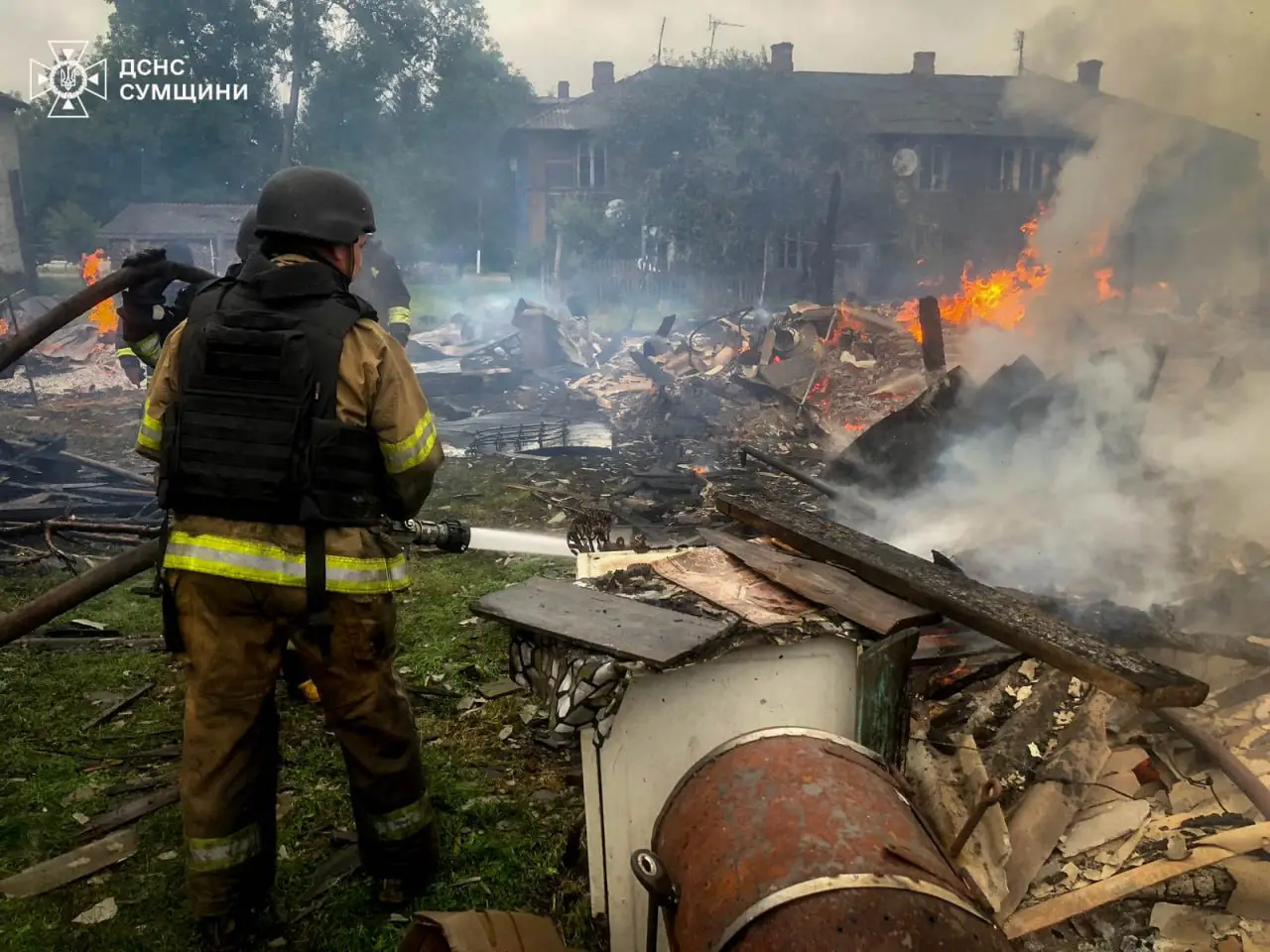 shostka pozhezha u zhytlovomu sektori Пожежа в житловому секторі Шосткинського району, що виникла через ворожий обстріл 22 серпня