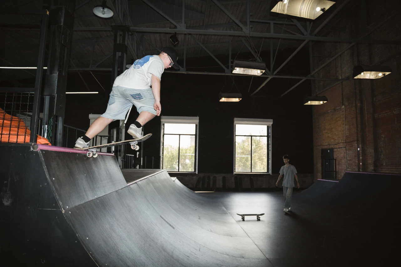 Молодь катається на скейті в охтирському просторі