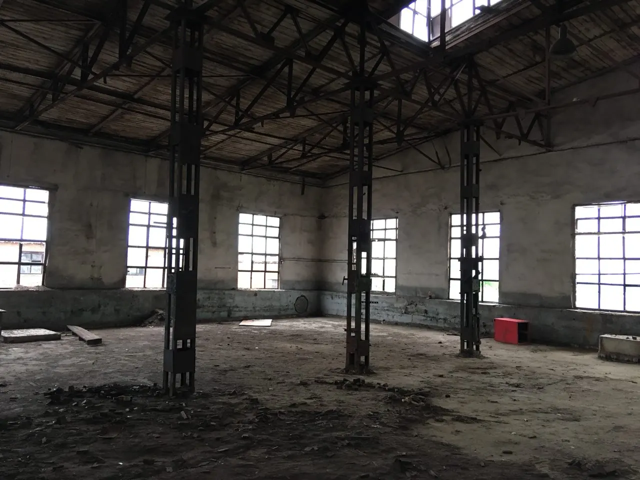 Приміщення закинутого охтирського заводу