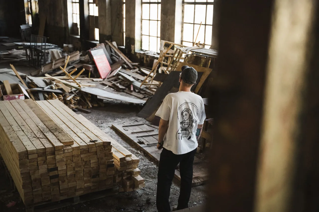 Павло Ігнатченко хоче зробити ремонт в інших кімнатах закинутого охтирського заводу