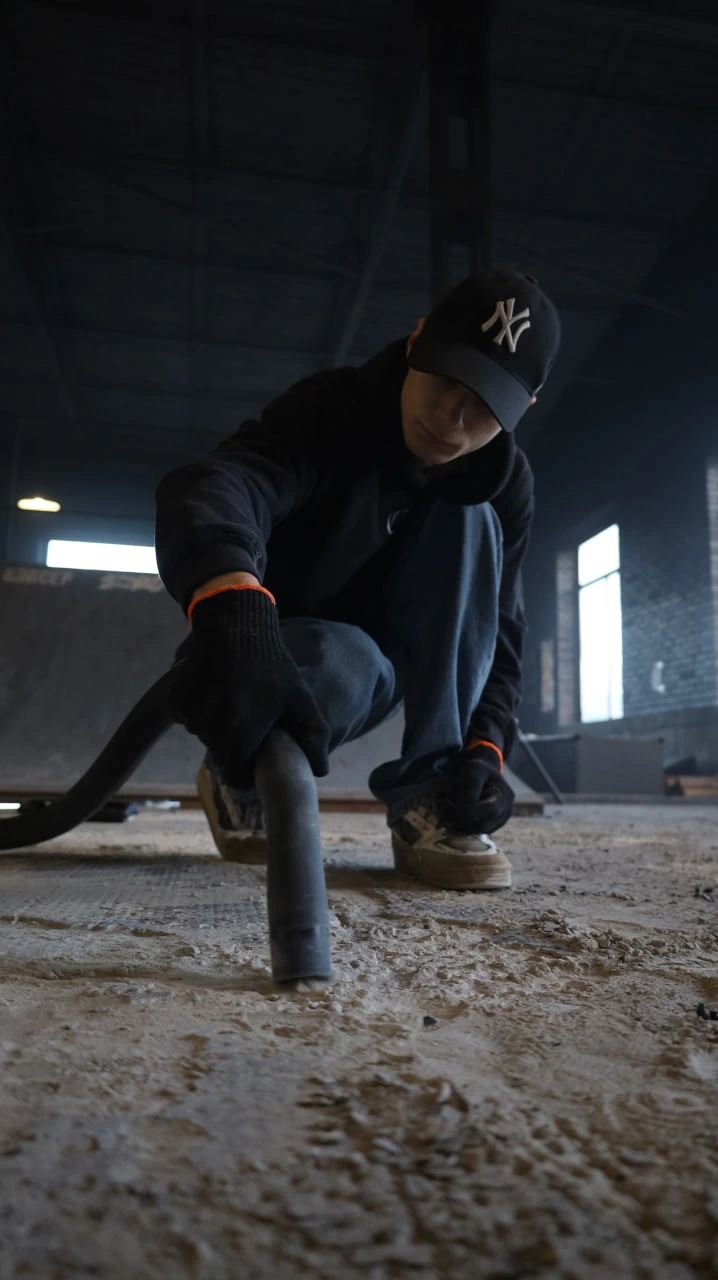 Хлопець допомагає встановити скейт-парк в Охтирці