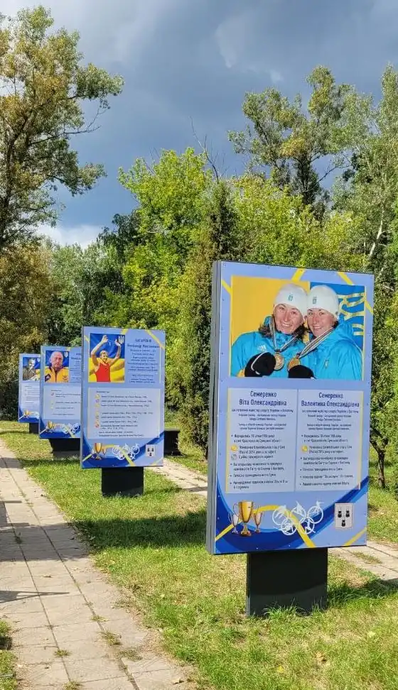 stendy na aleyi olimpiys koyi slavy v sumakh Оновлені плакати у Сквері олімпійської слави