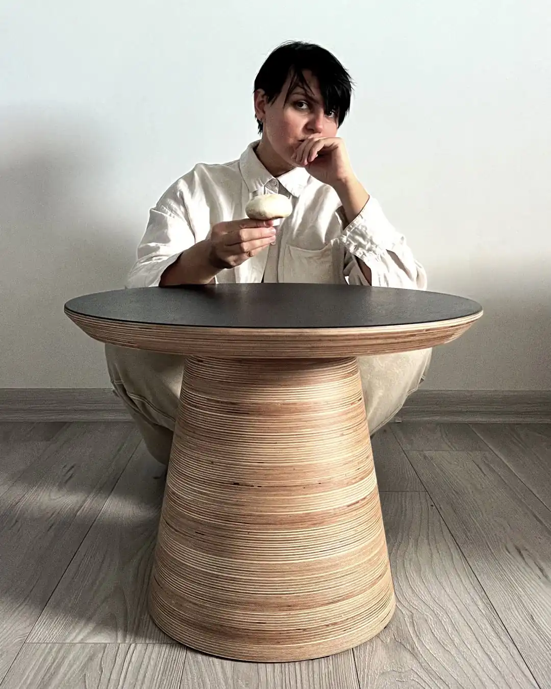 Стіл Чемпігнон тейбл і Дар'я Бурячкова