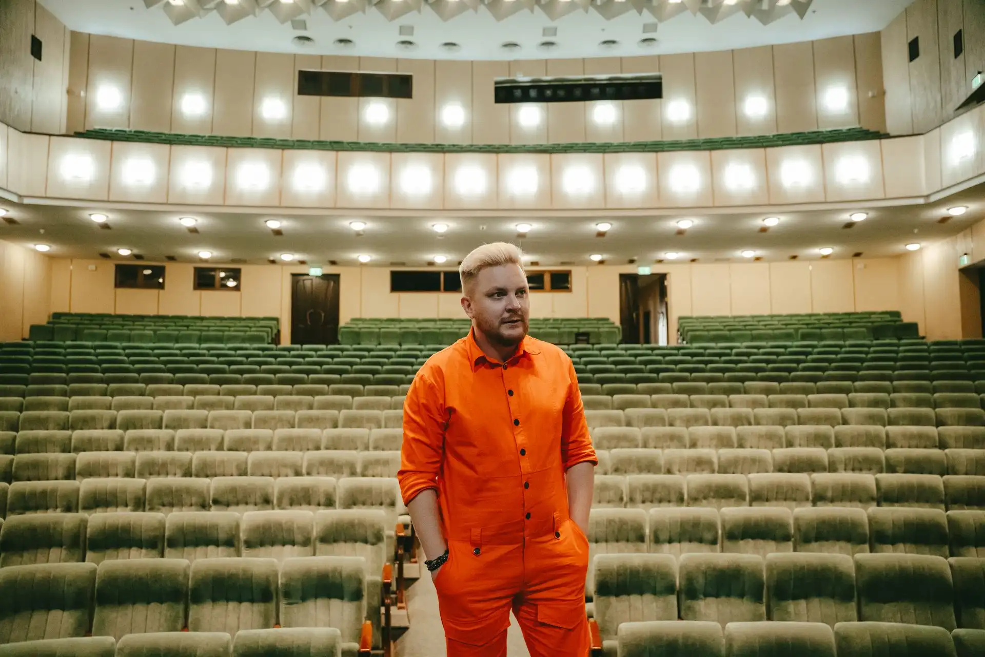 Керівник театру біля сцени в Сумах