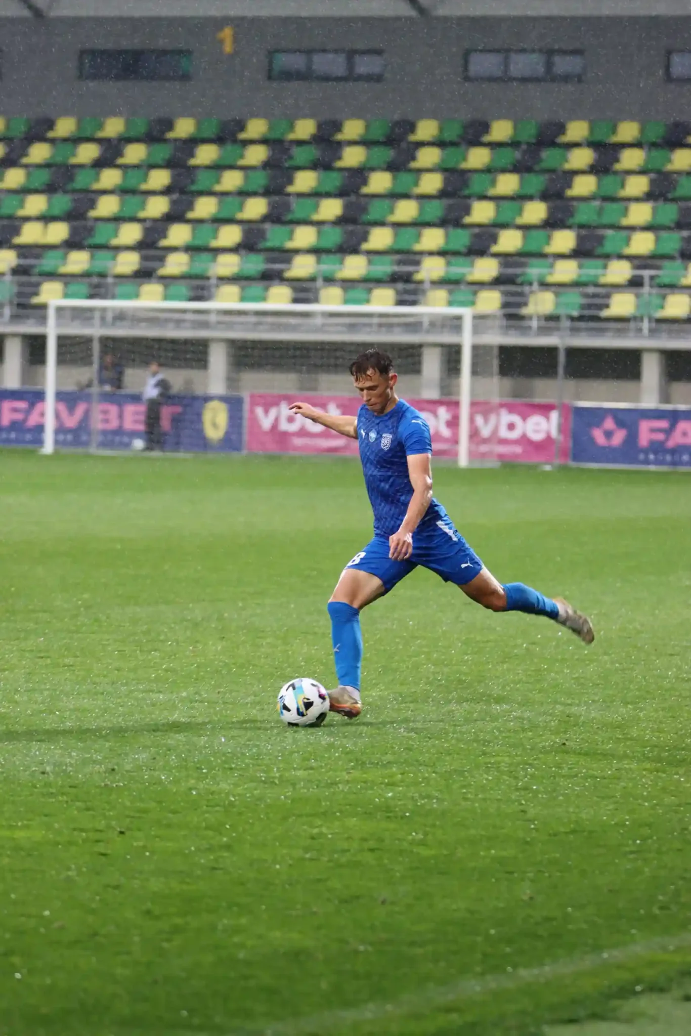 sum yanyn b ye m yacha na futbol nomu poli Сумський футболіст грає проти киян