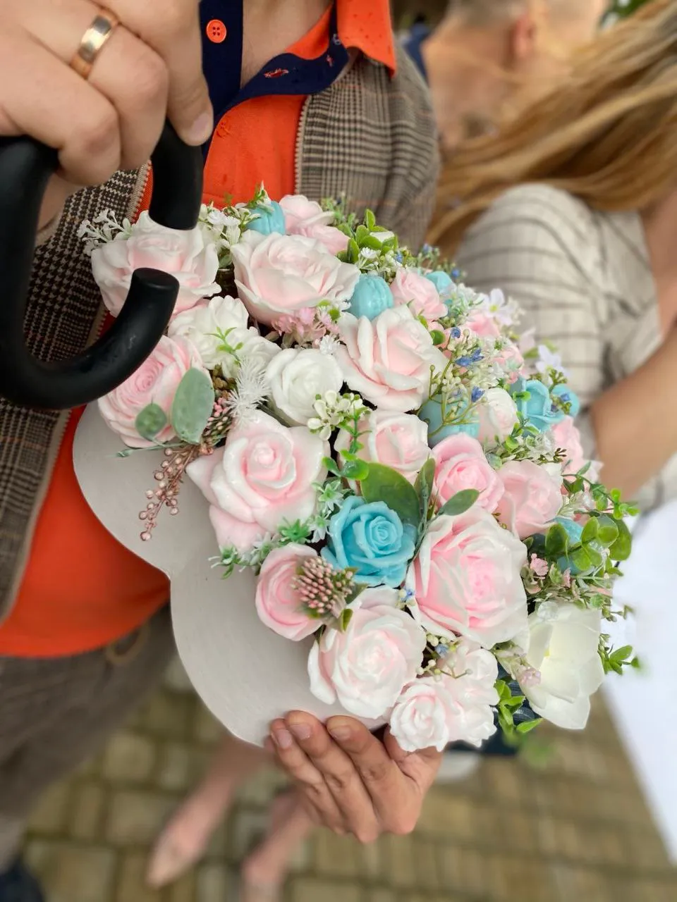 Сум'янка створює букети з мила на замовлення