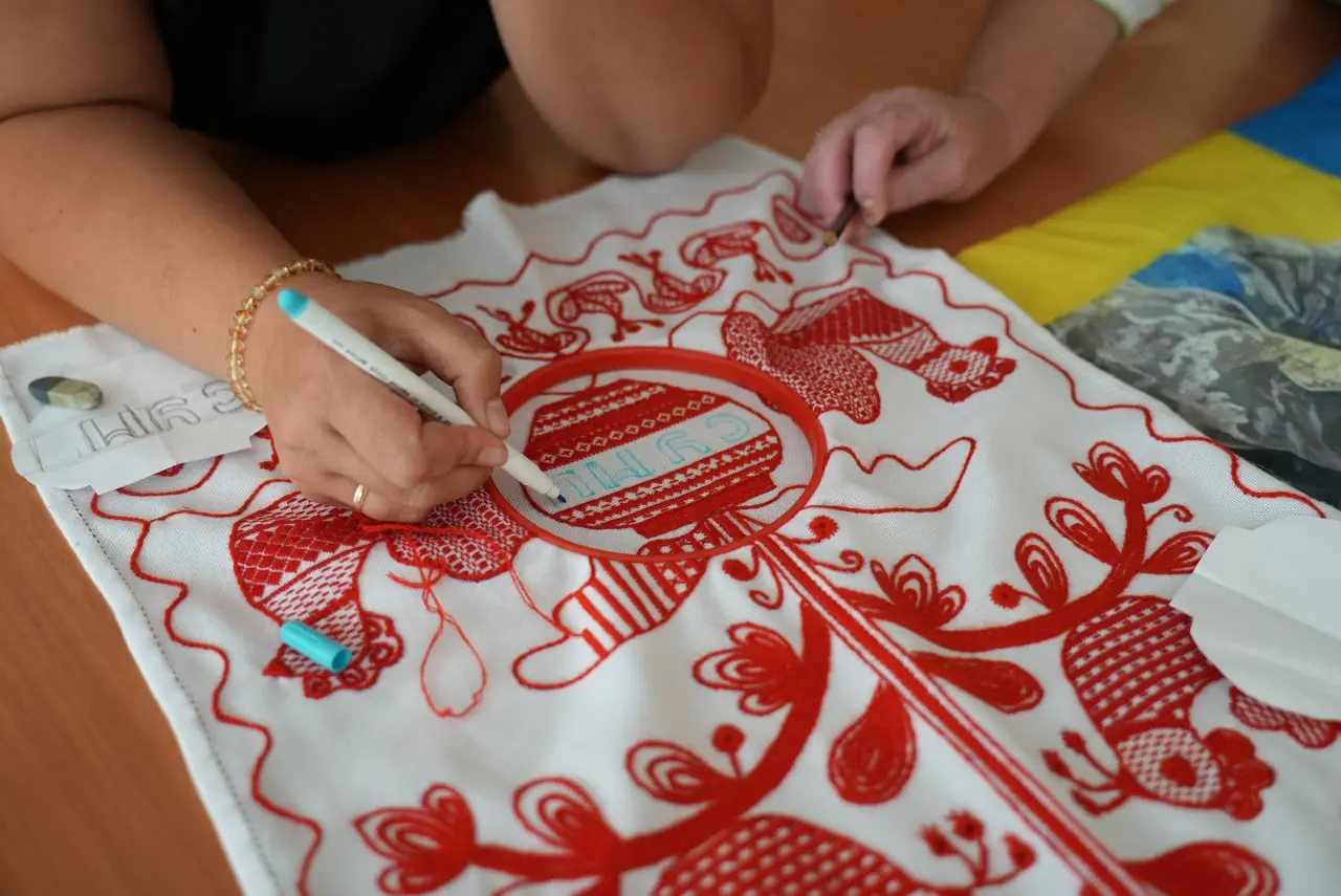 робота над рушником надії у Сумах