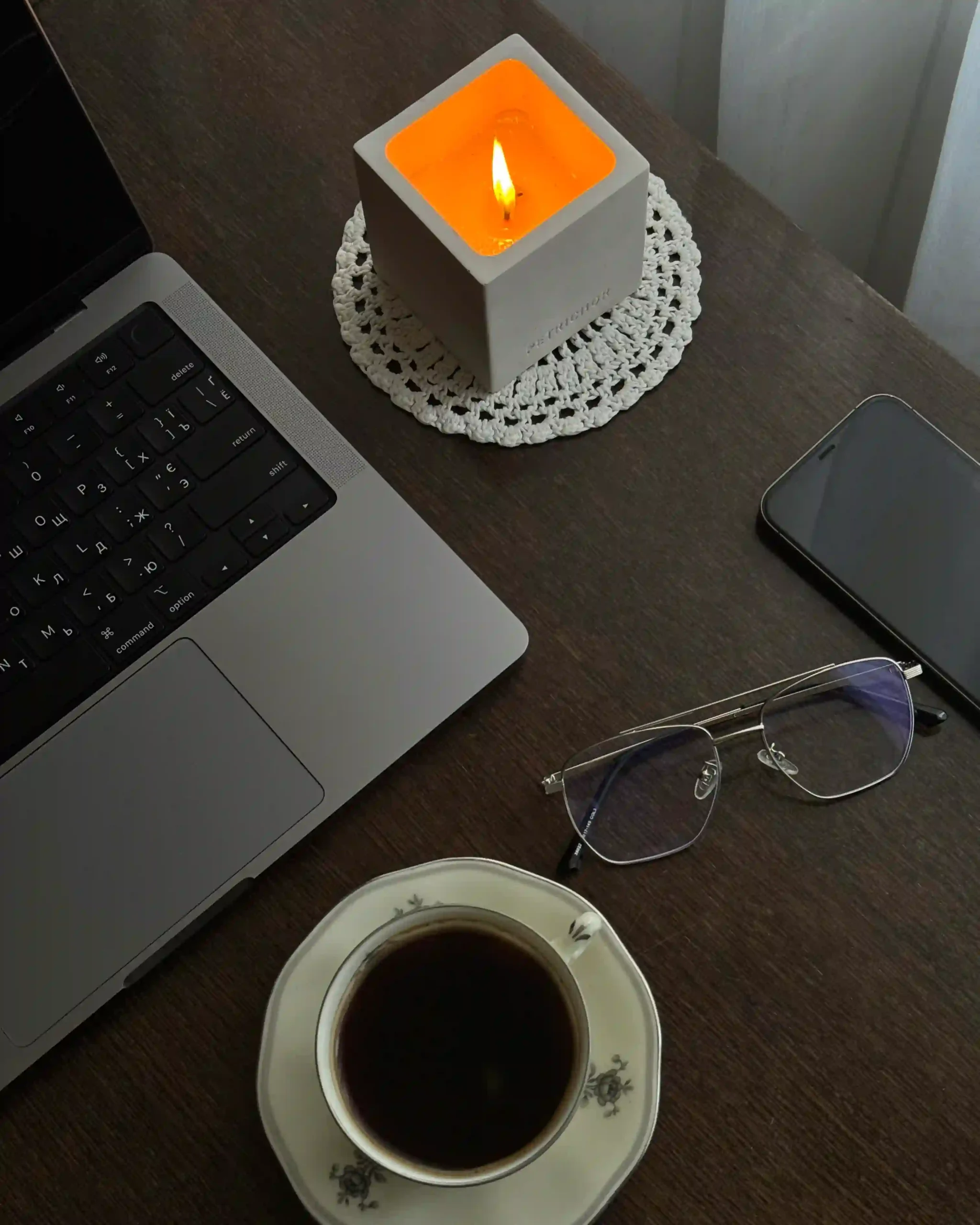 svichka na stoli bilia noutbuku