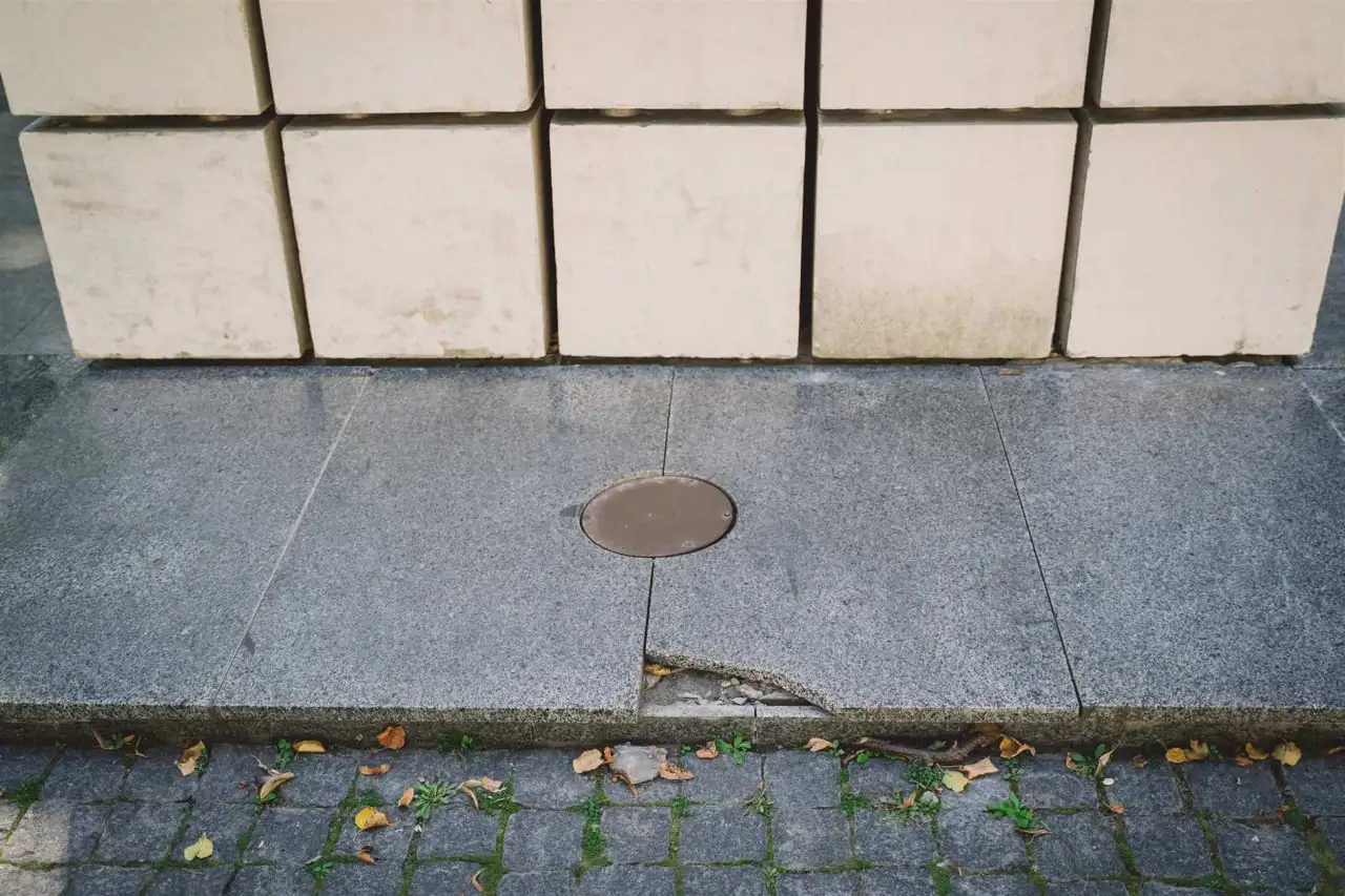 тріснута плита біля пам'ятнику Цукру