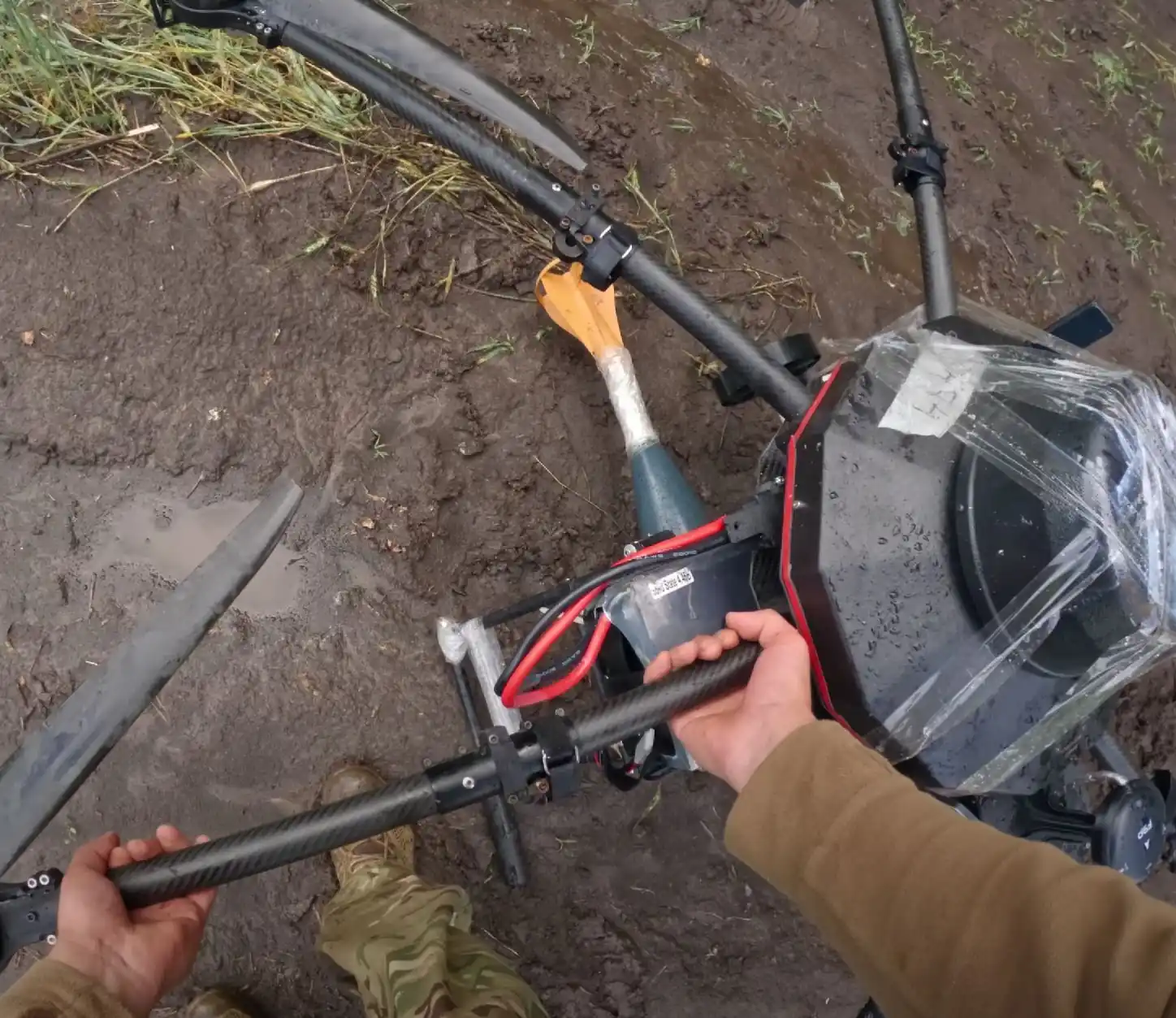 ukrayins ki viys kovi zapuskayut dron Військові запускають дрон в Юнаківці