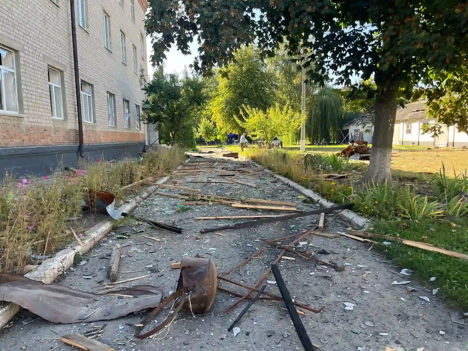 ulamky pislya rosiys koyi ataky na sumy Уламки біля училища внаслідок атаки Росії