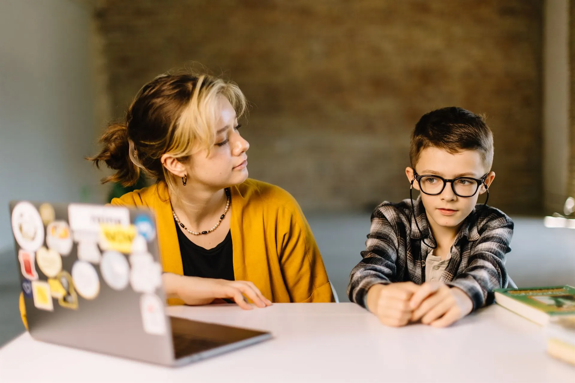 Вчителька навчає дитину на програмі Освітній супровід