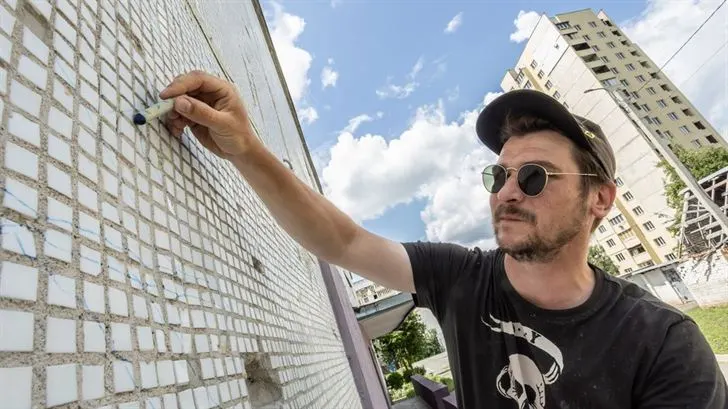 vitaly kohan Віталії Кохан створює написи на стінах харківської школи на Салтівці