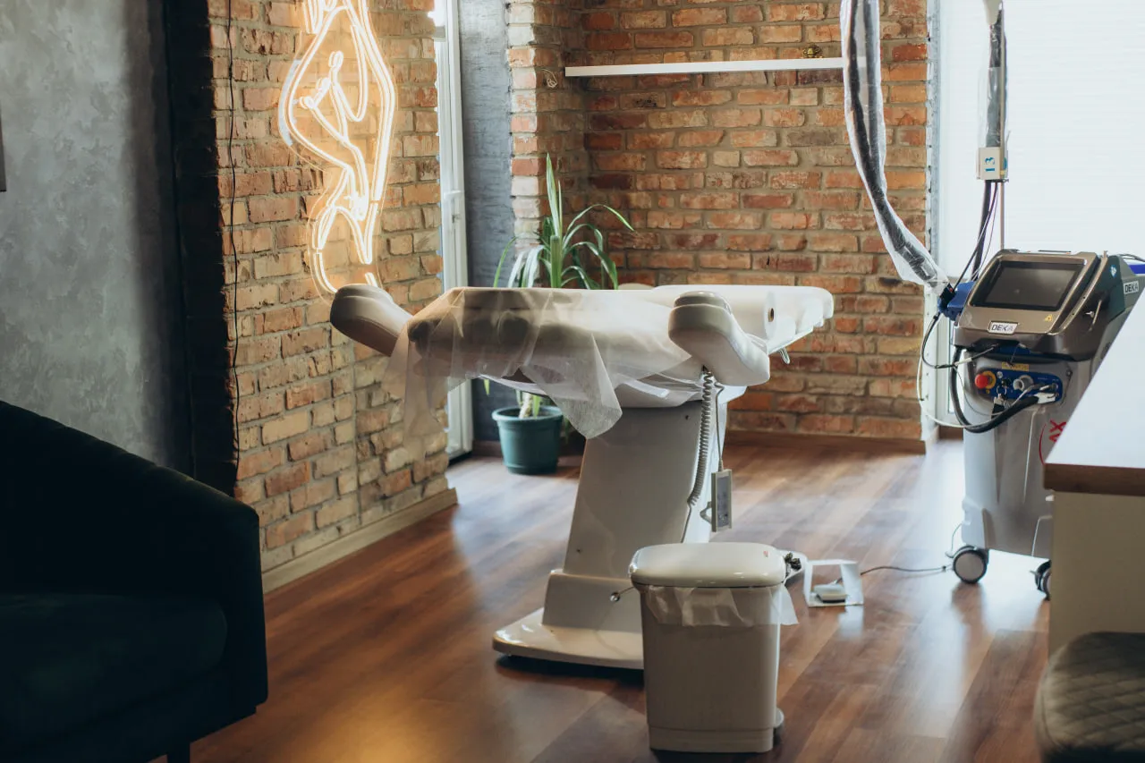 Лазерний апарат у б'юті-студії в Сумах