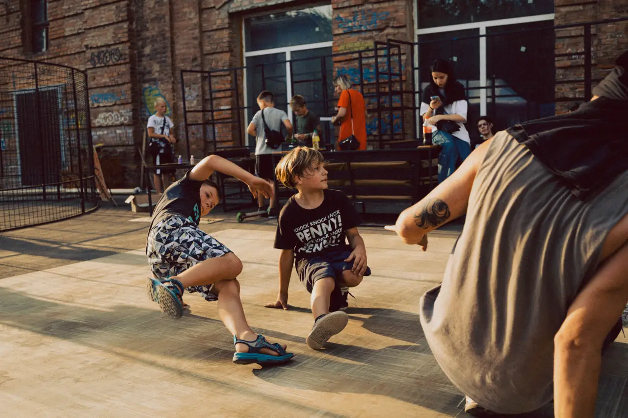 Молодь танцює на фестивалі в Охтирці