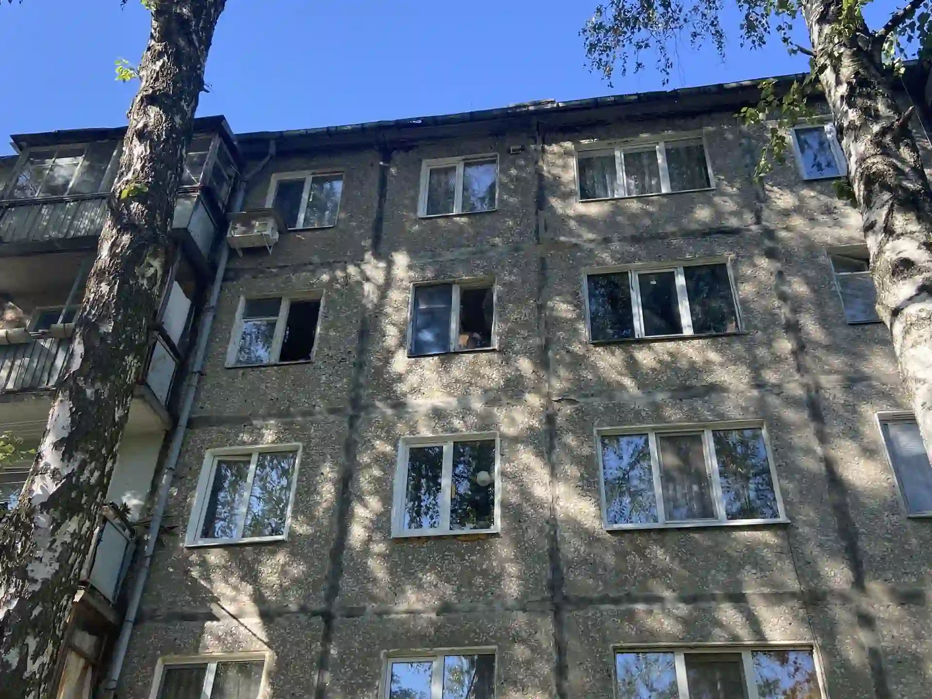 Вибиті вікна в будинку внаслідок атаки росіян на Суми