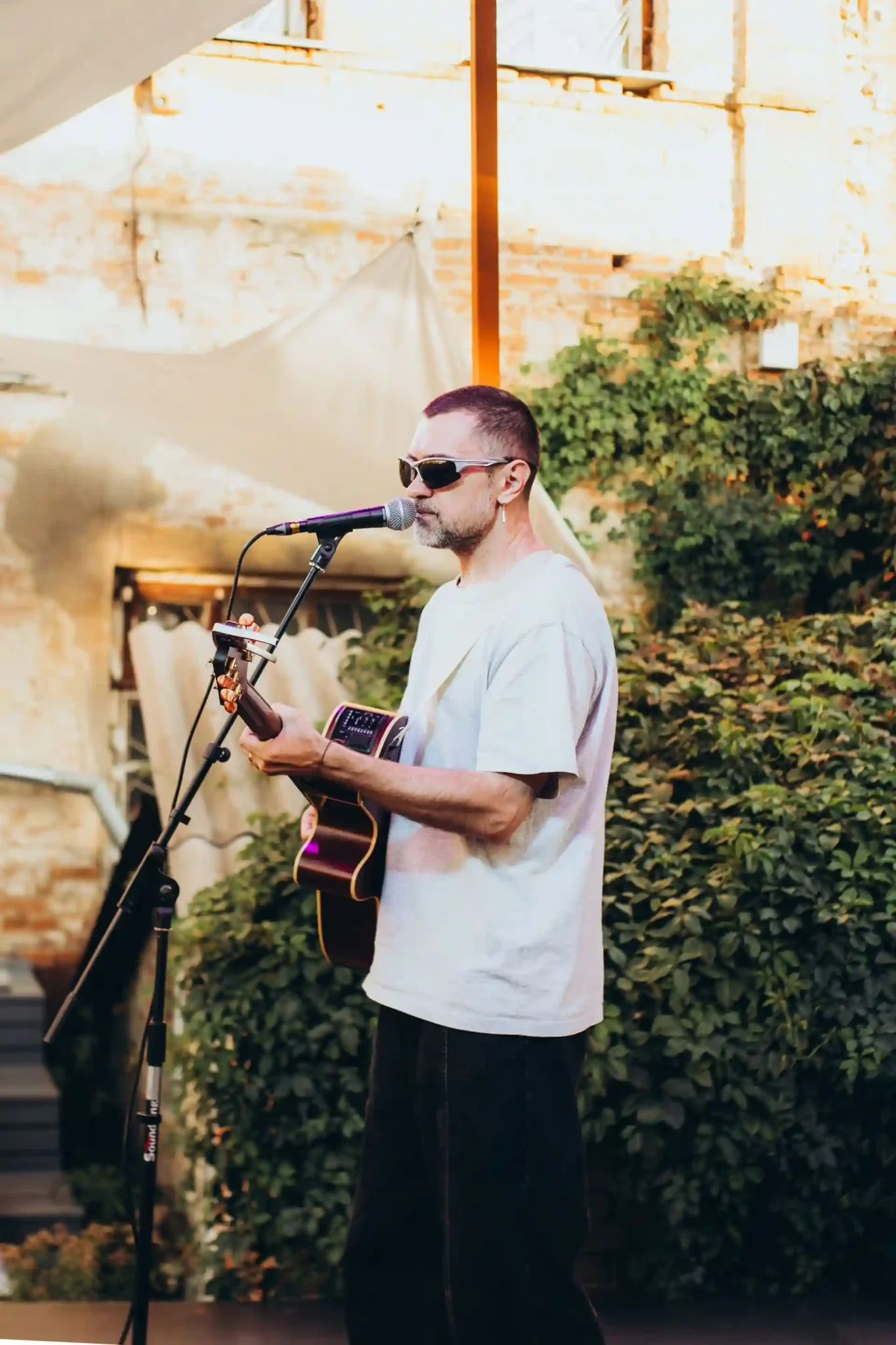 BAH.ROMA vystupaye u dvoryku na kuznechniy Бахрома виступає у Дворику на Кузнечній