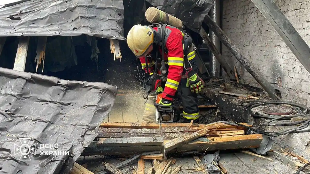 ДСНС на місці влучання БпЛА в Сумах