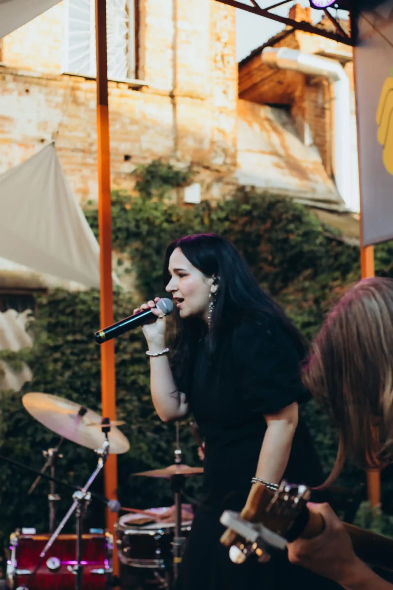 Moann vystupaye u dvoryku na kuznechniy Моан виступає у Дворику на Кузнечній