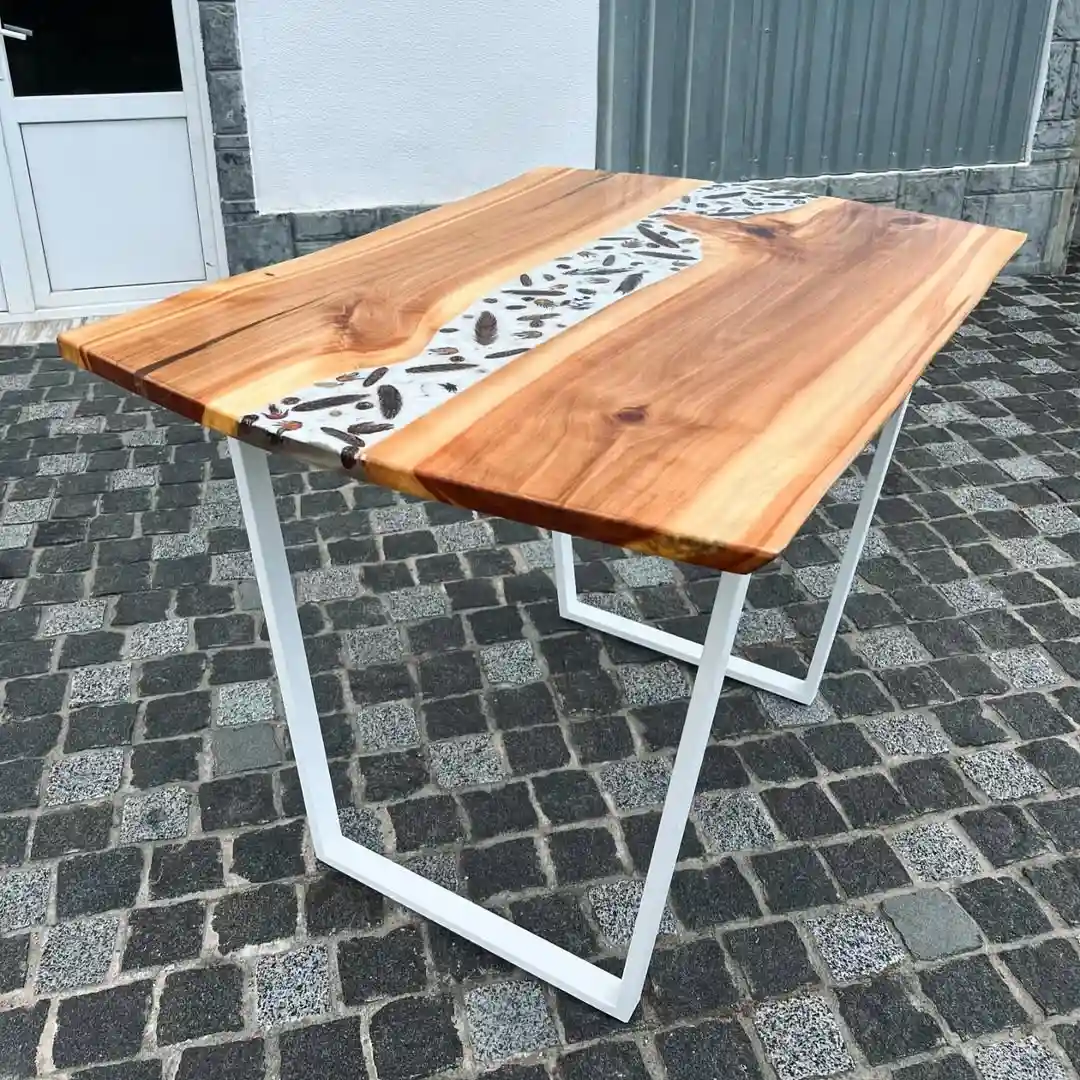 Дерев'яний стіл з епоксидною смолою від сумського бренду