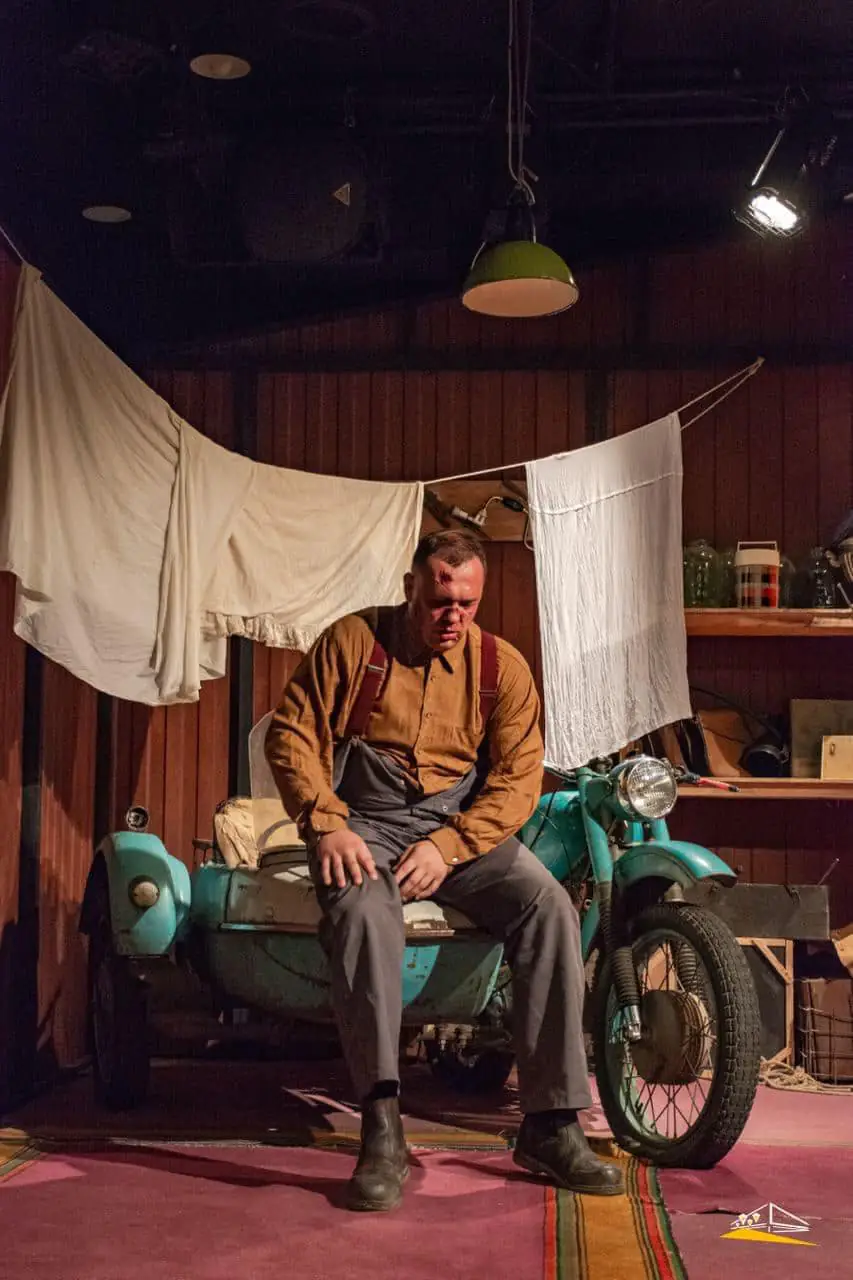 aktor na mototsykli pid chas vystavy ukradene shchastya Актор на мотоциклі під час вистави Украдене щастя