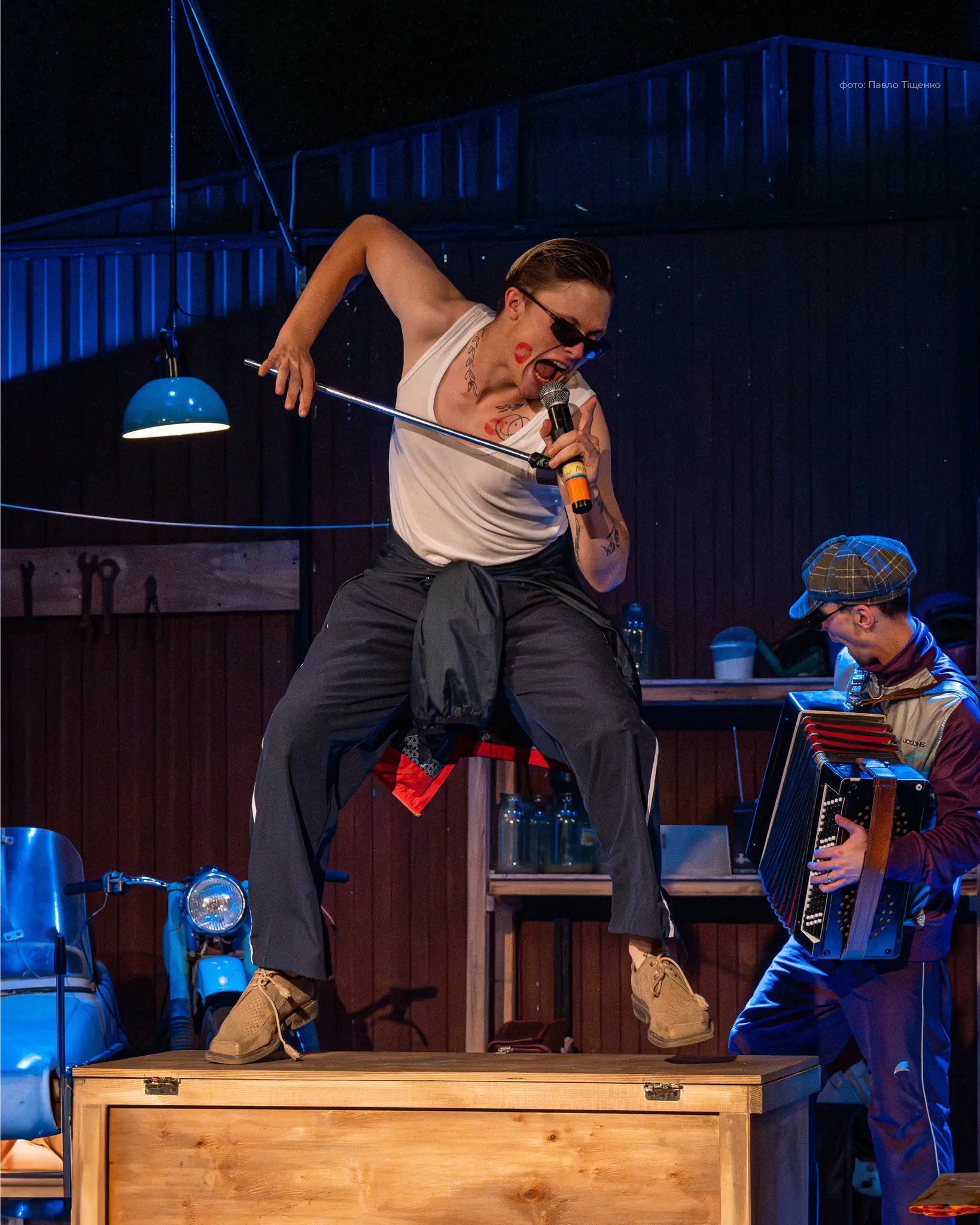 aktor spivaye pid chas vystavy ukradene shchastya Актор співає під час вистави Украдене щастя