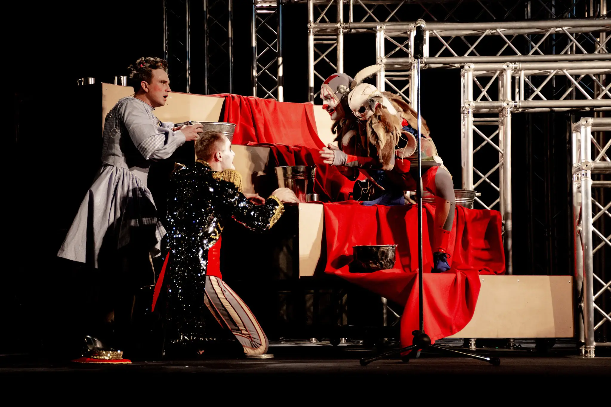 aktory pid chas vystavy alisa v dyvokrayi Актори під час вистави Аліса в Дивокраї