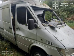 Наслідки атаки безпілотником на автівку у місті Ворожба 24 вересня