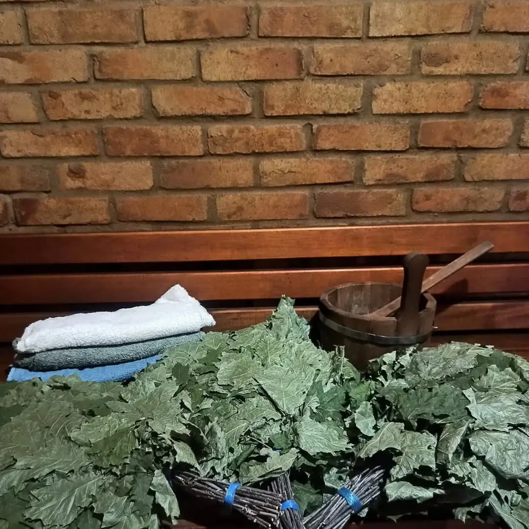 bania sumy 2 Кімната з банею та трав'яними віниками